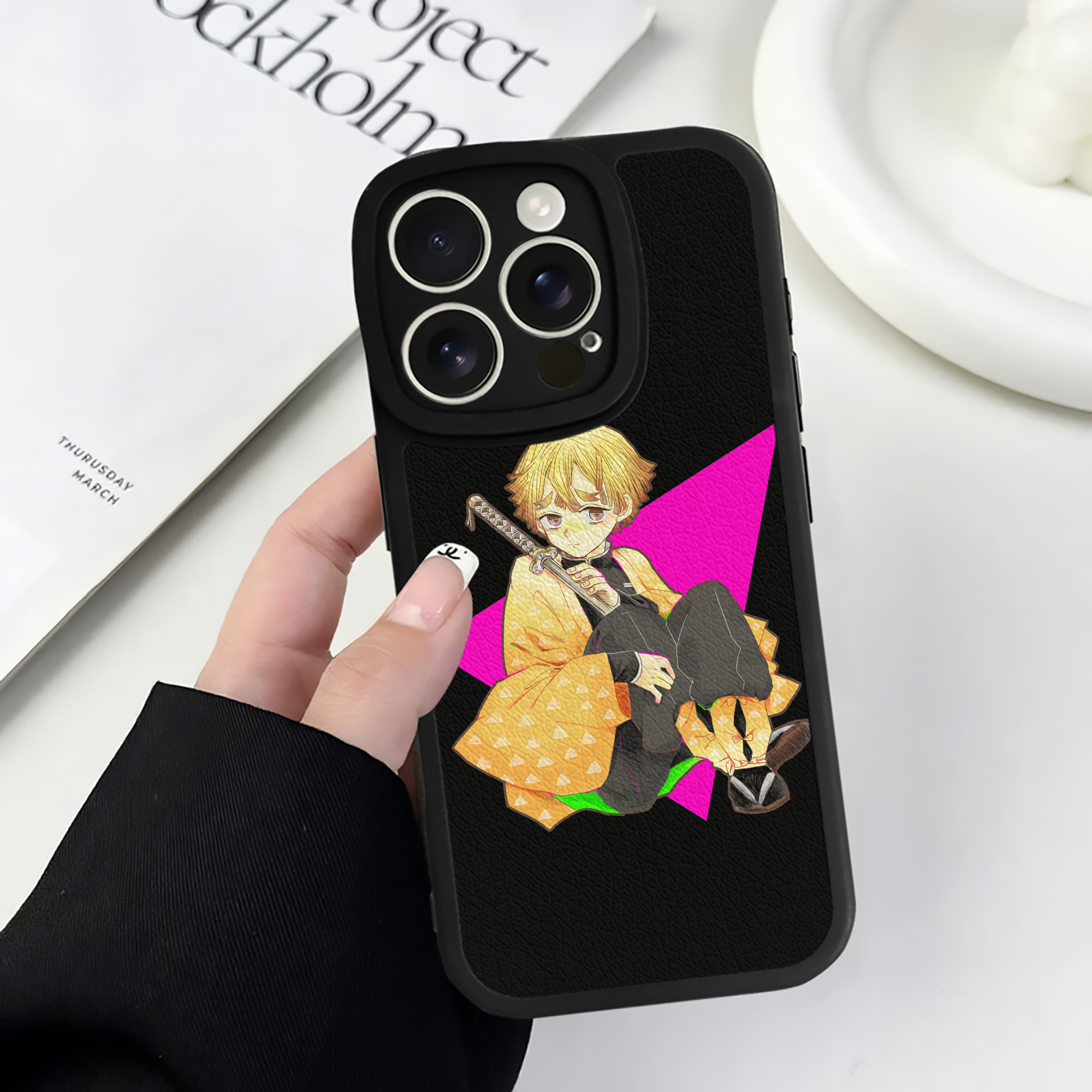 （画像用） 鬼滅の刃（きめつのやいば）我妻 善逸／あがつま ぜんいつ Agatsuma Zenitsu 【iPhone 16シリーズ対応】シリコンスマホケース（レザー調） 材質：シリコン